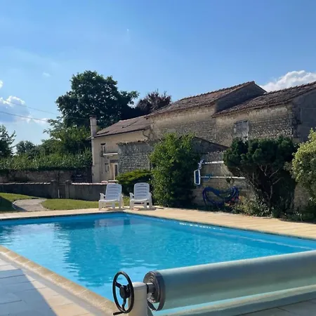 Rural French Sleeps 8 With Pool And Parking Holiday home