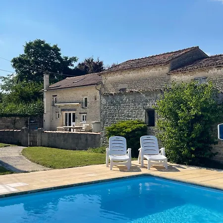 Rural French Sleeps 8 With Pool And Parking